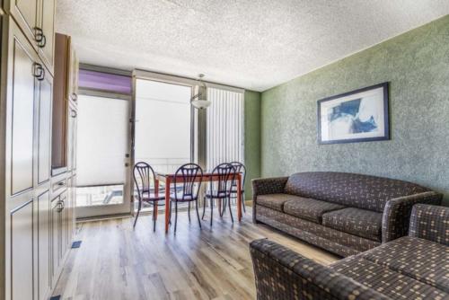B - Oceanfront 1 Bedroom Non-Efficiency Suite - 2 Double Bed (3)