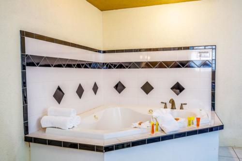 C - PoolOceanview- 1 Bedroom Non-Efficiency Suite - 1 Queen Bed (2)