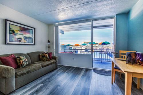 C - PoolOceanview- 1 Bedroom Non-Efficiency Suite - 1 Queen Bed (5)