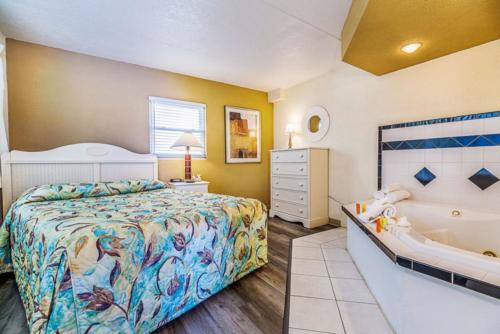 C - PoolOceanview- 1 Bedroom Non-Efficiency Suite - 1 Queen Bed (6)