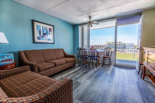 D -Pool Oceanview 1 Bedroom Efficiency Suite- 2 Double Beds (2)