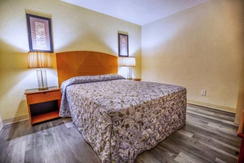 E - Pool Oceanview 1 Bedroom Efficiency Suite - 1 Queen Bed (2)