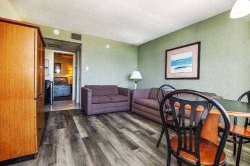 F - PoolOceanview- 1 Bedroom Non-Efficiency Suite-2 Double Beds (1)