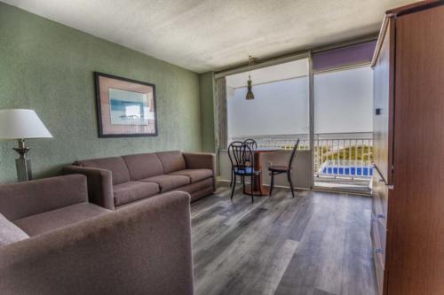 F - PoolOceanview- 1 Bedroom Non-Efficiency Suite-2 Double Beds (5)