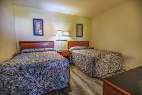 F - PoolOceanview- 1 Bedroom Non-Efficiency Suite-2 Double Beds (7)